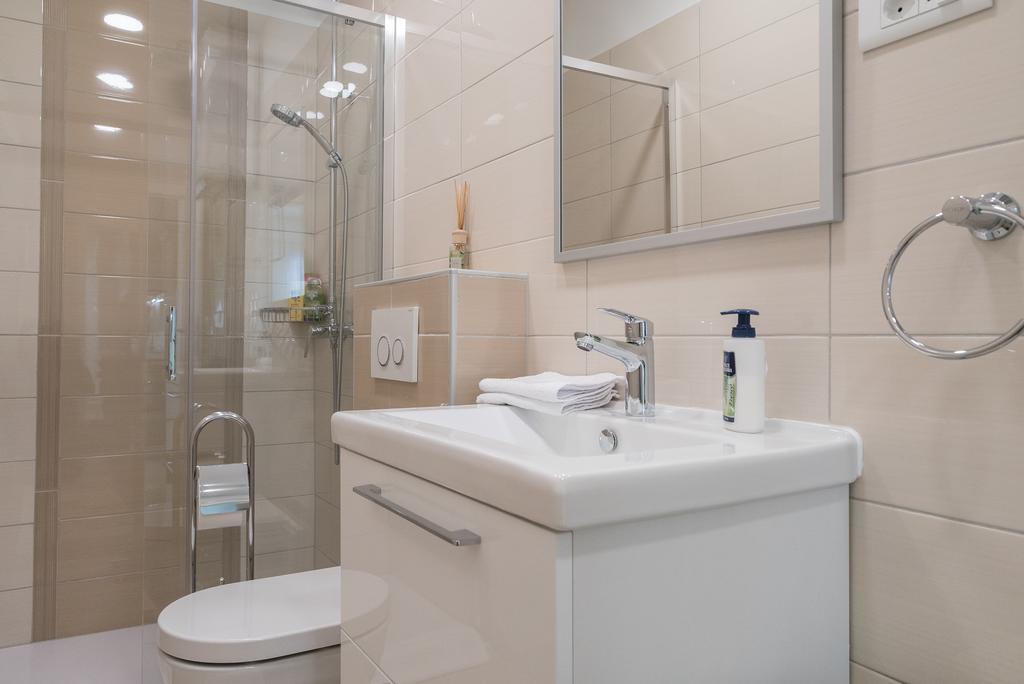 Drop In Split Luxury Suites Exteriör bild
